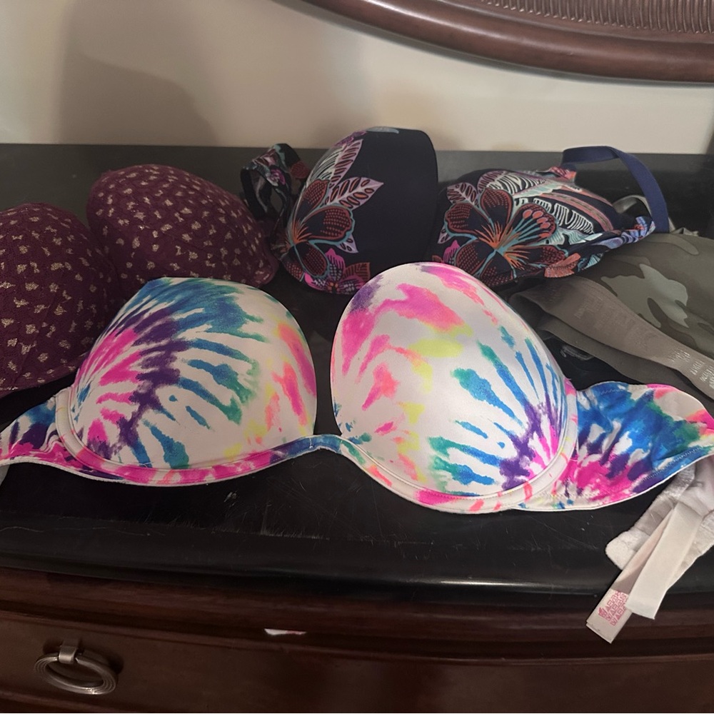 4 Victoria Secret Push-Up Bras 34D